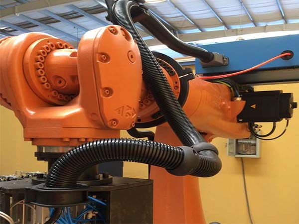 焊接机械人的电弧传感器有什么作用？？？