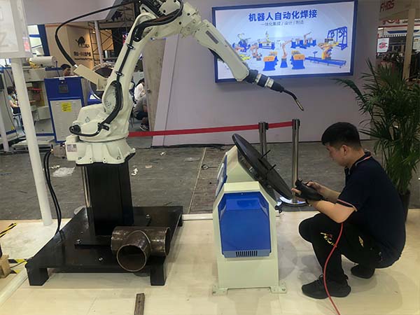 焊接变位机操作当苦衷项